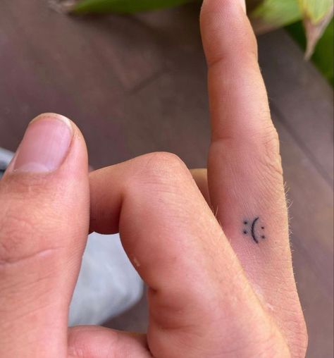 Small Cute Tattoo Ideas, Mini Tattoos For Girls, Lawyer Tattoo, Mini Tattoo Ideas, Tattoo Main, Teacher Tattoos, Doctor Tattoo, Finger Tats, Mini Tattoo