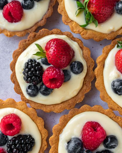 Fruit Tart Aesthetic, Tart Mini, Fruit Tartlets, Cooking Therapy, Biscuits Cake, Cheesecake Decoration, Mini Fruit Tarts, Sweet Bakes, Mini Tart Pans