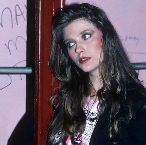 80s Groupie Fashion, Groupie Aesthetic, Late 80s Fashion, 80s Groupie, Bebe Buell, 80s Fashion, Pretty Face, Beautiful Photo, Style Icons