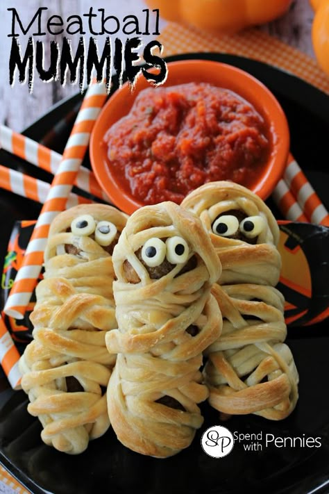 Halloween Mummy Crafts and Treats - The Idea Room Meatball Mummies, Halloween Torte, Halloween Food Dinner, Halloween Fruit, Spooky Food, Spend With Pennies, Halloween Appetizers, Halloween Dinner, Halloween Goodies