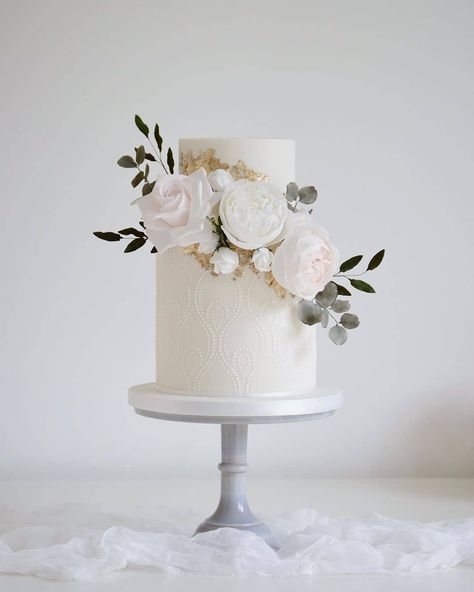 Martin Thornburg on Instagram: “Simple, elegant, timeless - what more could we ask for in a wedding cake? 💎🌸 . . . . . . . 📸 : @cottonandcrumbs  @silvia_favero_cakes” Silver Wedding Anniversary Cake, 25th Wedding Anniversary Cakes, Cotton And Crumbs, Wedding Cake Simple Elegant, 2 Tier Wedding Cakes, 50th Anniversary Cakes, Silver Wedding Cake, Wedding Anniversary Cakes, Small Wedding Cakes