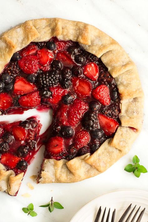 Berry Galette, Galette Recipe, Frozen Custard, Berry Pie, Summer Berries, Easy Strawberry, Köstliche Desserts, Fruit Desserts, Summer Desserts