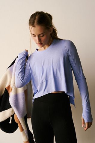 Jogging Clothes, Winter Running Outfit, Class Outfits, Comfy Fall Outfits, Long Sleeve Running Shirt, Stylish Activewear, Free People Activewear, Winter Running, Crewneck Style