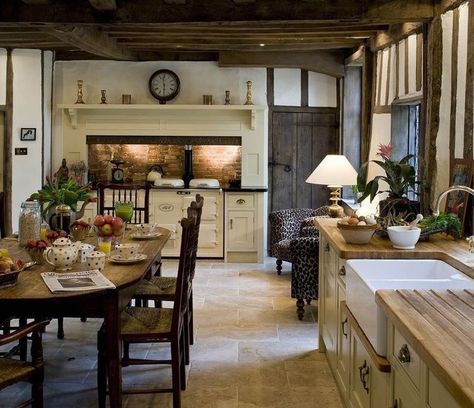 Historic Kitchen, House Heating, Country Cottage Decor, Cottage Kitchens, Cottage Interiors, Hens Night, Country Style Homes, Country House Decor, Night Party