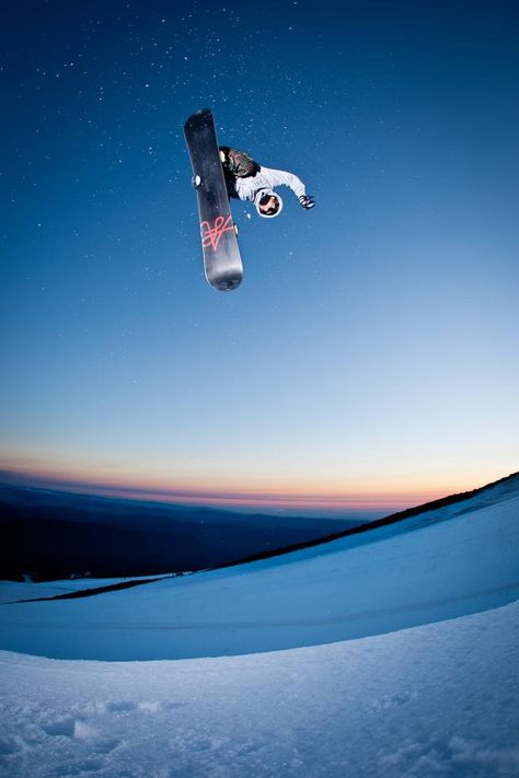 Night riding | via @Sarah Chintomby Chintomby Therese Bull Extreme Sports Photography, Skate Photography, Snow Surfing, Night Riding, Extreme Adventure, Tumblr Pics, Snow Sports, Adventure Activities, Winter Wonder