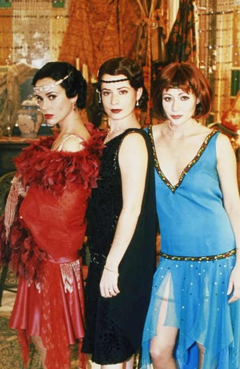 Phoebe (Alyssa Milano), Piper (Holly Marie Combs), and Prue (Shannen Doherty) on Charmed Witches Of East End, 1920s Looks, Charmed Tv Show, Charmed Tv, Holly Marie Combs, Charmed Sisters, Holly Marie, Rose Mcgowan, Shannen Doherty