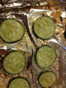 cucumber parmesan chips. slice cucumbers, add a bit of EVOO, salt and pepper, and grated parmesan cheese on top. Bake at 350 for 15-20mins Baked Cucumber, Cucumbers Growing, Cucumber Chips, Vinegar Cucumbers, Parmesan Chips, Advocare Recipes, Healthy Low Carb Snacks, Healthy Chips, Cucumber Slices