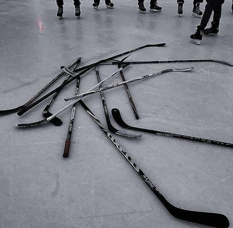 How wonderful hockey is... Especially if these wonderful guys play there 🏒 Hockey Aesthetic, Hockey Outfits, Hockey Romance, Hockey Pictures, College Hockey, Miss Americana, Hockey Girl, Hockey Life, Hockey Girls