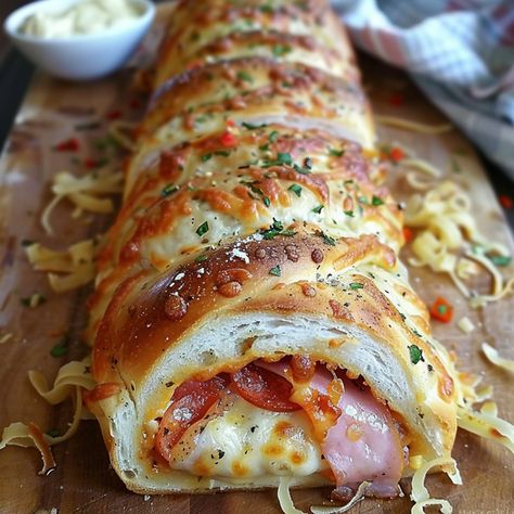 Easy Italian Stromboli, Lunch Meat Stromboli, Crescent Stromboli, Pizza Appetizers Easy Crescent Rolls, Pizza Garlic Bread Recipe Easy, Best Italian Recipes Dinners, Yummy Italian Dinners, Deli Meat Dinner Ideas, Good Italian Dinner Recipes