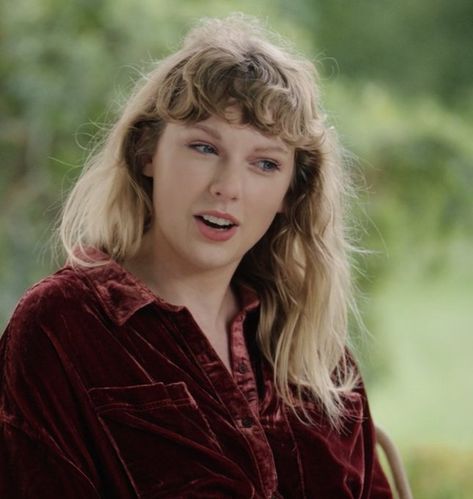 Taylor Swift News | TSwiftinAsia (@TSwiftinAsia) / Twitter Long Pond Studio, Curly Bangs, All About Taylor Swift, Taylor Swift Videos, Taylor Swift Wallpaper, Taylor Swift Songs, Long Live Taylor Swift, Taylor Swift Fan, Live Taylor