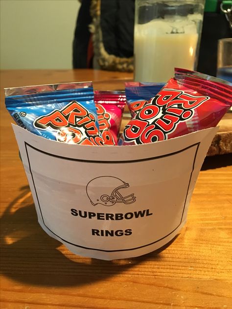 SuperBowl Rings. DIY. Super Bowl Sunday. Ring pops. Super Bowl Crafts, Super Bowl Kids, Super Bowl Activities, Diy Super Bowl, Ring Pops, Healthy Superbowl, Healthy Superbowl Snacks, Super Bowl Rings, Sweet Potato Skins