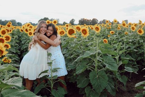 Friend Sunflower Photoshoot, Best Friend Sunflower Photoshoot, Sunflower Pictures With People, Friends Sunflower Photoshoot, Sunflower Field Photoshoot Friends, Sunflower Pics With Friends, Flower Field Photoshoot Friends, Best Friend Pictures In A Field, Sunflower Photoshoot