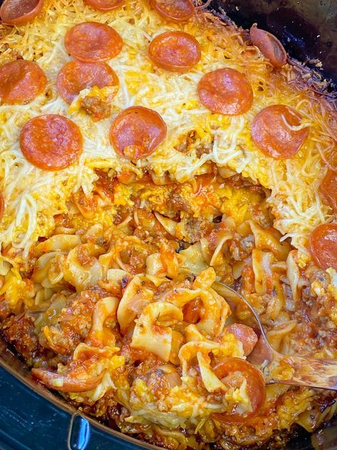 Serving spoon in crock pot pizza casserole Pizza Casserole Crockpot, Slow Cooker Pizza Casserole, Recipe Egg Noodles, Recipe For Picky Eaters, Casserole With Noodles, Slow Cooker Pizza, Pepperoni Pizza Casserole, Casserole Crockpot Recipes, Crock Pot Pizza