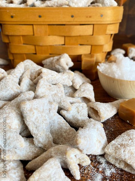 Salted Caramel Bugles Puppy Chow: Salty Bugles Chips coated with a butter pecan cake mix and creamy sweet salted caramel. That's it! ONLY THREE INGREDIENTS Caramel Bugles, Easy Game Day Snacks, Quick Party Snacks, Puppy Chow Ingredients, Decorated Pretzels, Christmas Goodies To Make, Party Mix Snacks, Centerpiece Wreath, Butter Pecan Cake