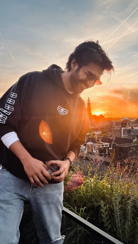 Kartik Aaryan Aesthetic, Kartik Kriti, Karthik Aaryan, Tokyo Aesthetic Wallpaper Anime, Prabhas Pics, Kartik Aaryan, Bollywood Music Videos, Bollywood Couples, Bollywood Music