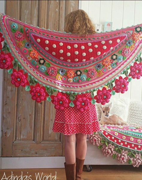 Interview with Crochet Artist Adinda Zoutman | Art Au Crochet, Poncho Au Crochet, Hantverk Diy, Poncho Crochet, شال كروشيه, Confection Au Crochet, Crochet Shawls And Wraps, Freeform Crochet, Crochet Diy