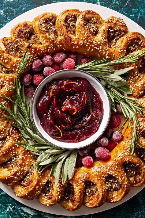 Sausage Roll wreath Creative Christmas Appetizers, Christmas Snack Recipes, Roll Wreath, Perfect Christmas Dinner, Holiday Party Appetizers, Christmas Recipes Appetizers, Christmas Food Ideas, Christmas Apps, Christmas Food Dinner