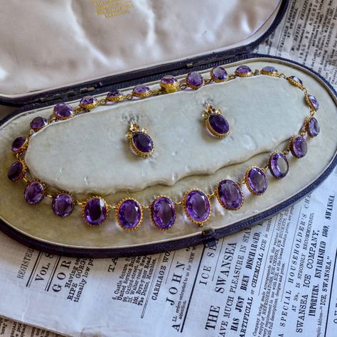 Antique Jewellery Designs, Jewelry Set Design, Jewelry Aesthetic, Aesthetic Jewelry, Indian Jewelry Sets, Purple Necklace, Gold Fashion Necklace, Gold Jewellery Design Necklaces, Classy Jewelry