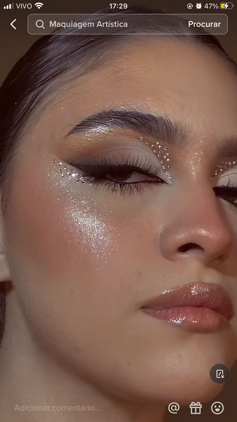 Face Gem Placement, Diamond Under Eye Makeup, New Years Make Up, Diamante Makeup, Shimmery Eye Makeup, Maquillaje Smokey Eyes, New Year Makeup, Shine Makeup, Club Makeup