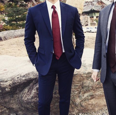 Blue navy suit with red tie Navy Suit And Burgundy Tie, Navy Suit Tie Ideas, Navy Blue Suit With Burgundy Tie, Navy Suit Red Tie, Navy Blue Suit Red Tie, Red Tie Outfit Men, Navy Suit Burgundy Tie, Blue Suit Red Tie, Suit Red Tie