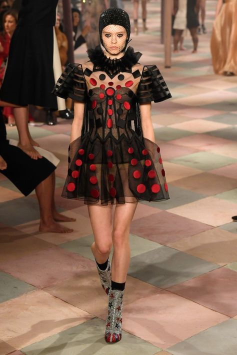 Christian Dior spring 2019, haute couture fashion week Dior Circus, Circus Moodboard, Circus Couture, Hot Clown, Vintage Circus Costume, Fashion Categories, Circus Fashion, Creepy Carnival, Dark Beauty Magazine