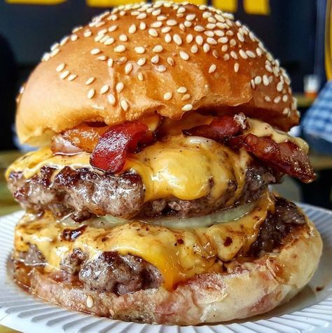 Bacon cheeseburger Hamburger Gourmet, Double Cheeseburger, Gourmet Burgers, Bacon Cheeseburger, Food Goals, Burger Recipes, Food Cravings, I Love Food, Cheeseburger