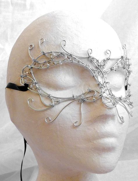 Silver venetian style wire mask, handmade. $170.00, via Etsy. Metal Masquerade Mask, Diy Venetian Mask, Wire Masquerade Mask, Diy Wire Crown, Butterfly Masquerade Mask, Masquerade Mask Diy, Wire Mask, Wire Crown, Wire Ear Cuffs