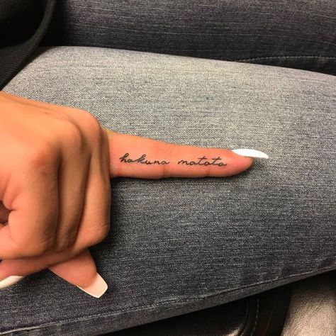 Disney Symbols, Hakuna Matata Tattoo, Tattoo Disney, Body Tattoo Design, Cute Finger Tattoos, Tattoo Diy, Small Finger Tattoos, Finger Tattoo For Women, Tattoo Script