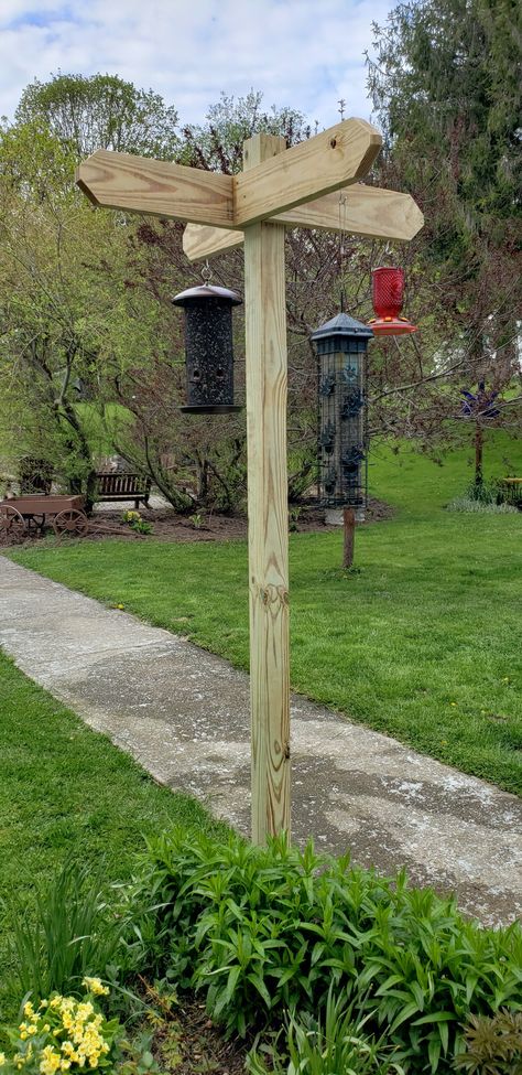 4x4 Post Bird Feeder, 4x4 Post Plant Hanger, 4x4 Bird Feeder Post, Multiple Bird Houses On Post, Garden Post Ideas, Bird Feeder Poles Ideas Diy, Bird Feeder Posts Diy Ideas, Bird House Posts Ideas, Birdfeeder Station Diy