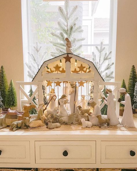 Tabletop Nativity Scene Display, Mangers Christmas Diy, Christmas Nativity Scene Display Indoor, Nativity Scene Display Indoor Ideas, Rustic Christmas Kitchen, Cozy Christmas Kitchen, Nativity Sets Display, Christmas Nativity Scene Display, Nativity Ideas