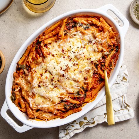 Creamy Sun-Dried Tomato & Roasted Red Pepper Casserole Quick Easy Pasta, Summer Casseroles, Tomato Roasted, Pepper Casserole, Creamy Pasta Bake, Pasta Bakes, Vegetarian Casserole, Healthy Casserole Recipes, Cauliflower Casserole