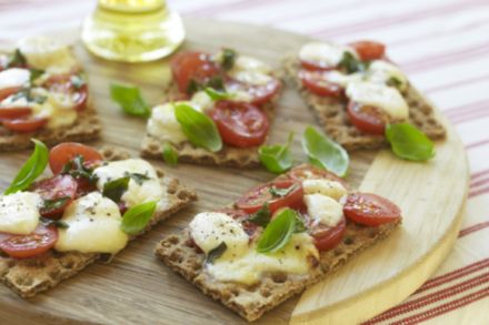 Ryvita Mini Pizza Recipe Quick Pizza Recipes, Mini Pizza Recipes, Healthy Crackers, Quick Pizza, Easy Weekday Meals, Mini Pizzas, Mini Pizza, Chutney Recipes, Fruit And Veg