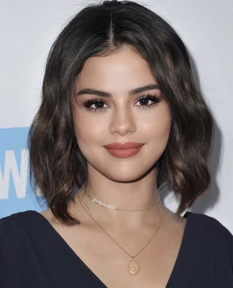 Hear Cut Woman, Selena Gomez Haircut Medium, Selena Gomez Hair Short, Selena Gomez Face Shape, Selena Gomez Hair And Makeup, Bob Haircut Selena Gomez, Selena Gomez Headshots, Selena Gomez Jawline, Selena Gomez Short Hair