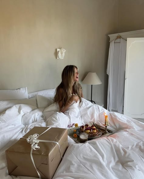 Cute Birthday Pictures, Birthday Breakfast, Luxury Lifestyle Fashion, Twin Xl Bedding, Vogue Beauty, Bday Girl, Romantic Gestures, Birthday Pictures, Breakfast In Bed