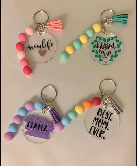 Acrylic Keychain With Beads, Acrylic Bead Keychain, Diy Epoxy Keychain Ideas, Diy Acrylic Charms, Key Chains Cricut, Acrylic Keychain Ideas Cricut, Cricut Key Chains, Cricut Keyring Ideas, Diy Acrylic Keychain Ideas