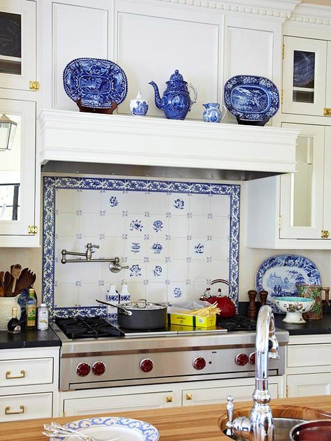 I can't tile my kitchen because I rent, but I'm thinking of putting the tile in a frame and attaching it to my back-splash with a removable adhesive. Easy Kitchen Backsplash, Blue And White Tiles, White Kitchen Traditional, Blue White Kitchens, White Tile Backsplash, Delft Tiles, Decor Ikea, Blue White Decor, Blue Tile