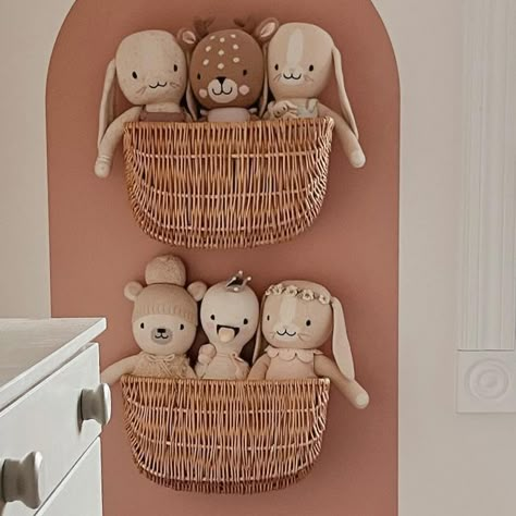 Nursery Wall Baskets, Peach Nursery Girl, Peach Room Bedroom, Peach Nursery Ideas, Montessori Toddler Rooms, Arch Decal, Peach Nursery, Kids Room Accessories, Kids Rooms Inspo