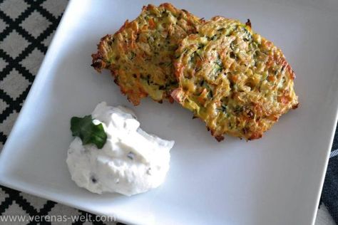 Viele Menschen stehen ja auf Reibekuchen. Man nennt sie auch Kartoffelpuffer oder hier in Köln sagt man Rievkooche. Dabei trifft es „Fettschwimmer“ auch ganz gut. Ich war deshalb auch n… Spaghetti Squash Recipes Vegan, Carrot Pancakes, Low Carb Quiche, Cake Courgette, Sauteed Carrots, Spaghetti Squash Recipes, Vegan Burger, Cauliflower Recipes, Convenience Food