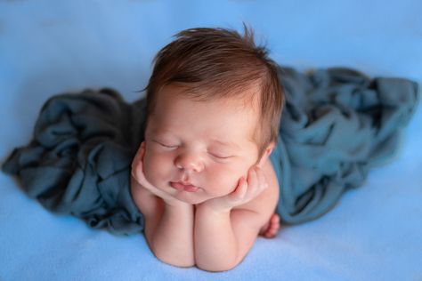 Born Baby Photos, Newborn Books, Newborn Family Pictures, Baby Boy Newborn Pictures, Foto Newborn, Newborn Photography Boy, Baby Pictures Newborn, Baby Photoshoot Boy, Newborn Photography Poses