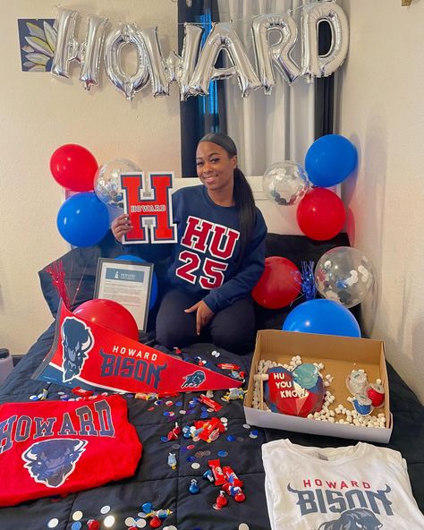 Howard University Photoshoot, High School College Decision Day Ideas, Howard Acceptance Letter, Howard University Acceptance Letter, Senior Decision Day Ideas, Howard Decision Day, Howard University Decision Day, Commitment Day College Outfits, Howard University Graduation Party