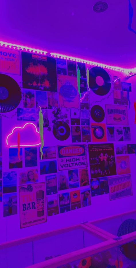 Bedroom Purple And Gray, Aesthetic Records, Indie Grunge Aesthetic, Purple Room Aesthetic, Purple Bedroom Decor, Y2k Bedroom, Grunge Bedroom, Music Bedroom, Indie Bedroom