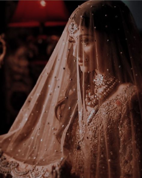 Shaadi Photoshoot, Nikkah Veil, Royal Dresses Princesses, Nikkah Pictures, Nikkah Photoshoot, Eid Poses, Bride Groom Photoshoot, Red Bridal Dress, Bride Pictures