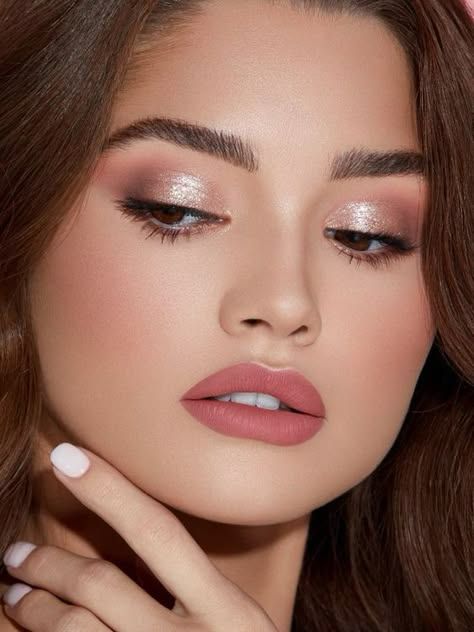 Makeup For Blush Pink Dress, Makeup Ideas Sparkle, Makeup For Parties, Glitter Glam Makeup, Pink Dress Makeup, Glamorous Eye Makeup, Cut Crease Glitter, Gradient Eyeshadow, Pink Wedding Makeup