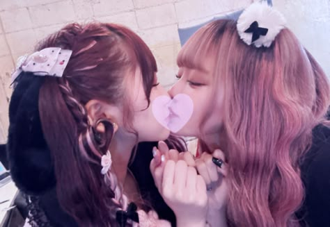 Pink Hair Couple, Wlw Kiss, J Pop, Girl Couple, Girls Together, I Love My Girlfriend, Love My Boyfriend, Japanese Aesthetic, Im Going Crazy