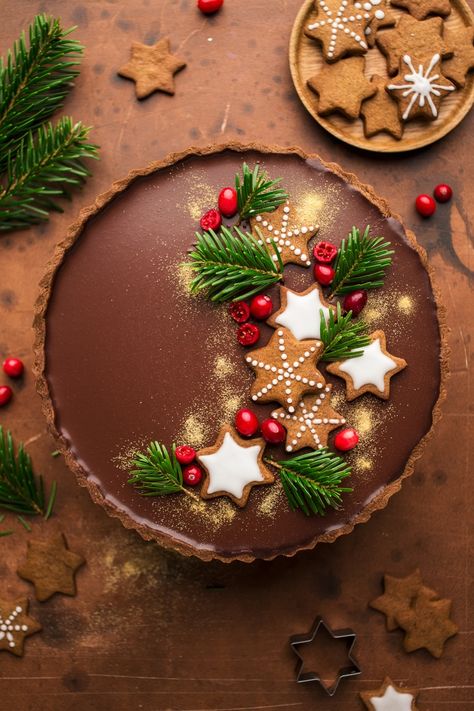 Gingerbread amaretto chocolate tart Amaretto Ganache, Tart Christmas, Jul Kaka, Gingerbread Chocolate, Lazy Cat Kitchen, Vegan Gingerbread, Chocolate Christmas, Xmas Food, Chocolate Tart