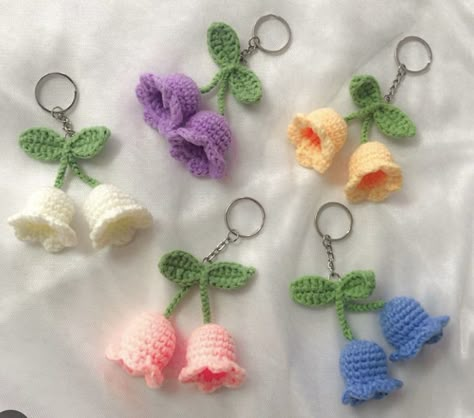 Crochet Amigurumi Flower, Totoro Crafts, Crochet Grocery Bag, Amigurumi Flower, Plushies Diy, Hand Knitting Diy, Flower Keychain, Crochet Keychain Pattern, Holiday Crafts Christmas