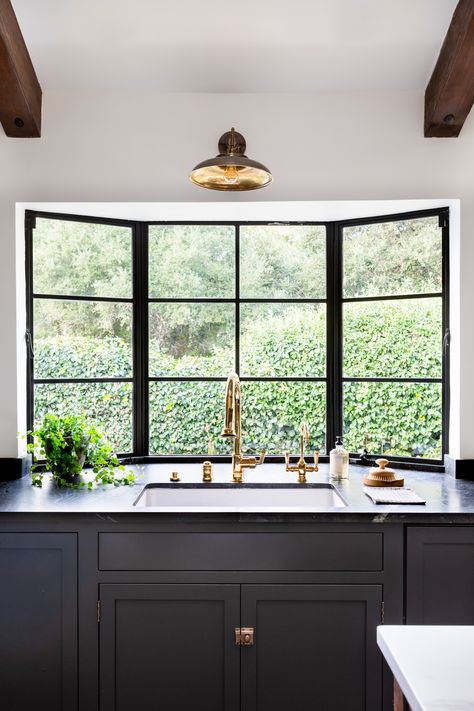 Behold, 10 Transitional Kitchen Ideas That Will Stop You in Your Tracks Transitional Kitchen Ideas, Kitchen Bay Window, Rv Interior, Classic Kitchen, Amber Interiors, Transitional Kitchen, Diy Interior, Kitchen Window, Home Design Decor