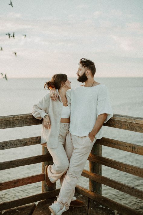 Prewedding Outfit Ideas Casual Beach, Manhattan Beach Pier Family Photoshoot, Malibu Pier Photoshoot, Boardwalk Couple Photoshoot, Pier Couple Photoshoot, Couple Dock Photos, Engagement Photos Pier, Beach Pier Photoshoot, Pier Photoshoot Ideas