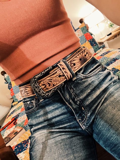 Western Belts For Women Casual, Western Farm Outfits Women, Western For Women Outfits, Country Belts For Women Outfit, Womens Western Belts, Western Belts For Women Outfits, Country Clothing Style, 2023 Trends For Women, What To Wear 2023