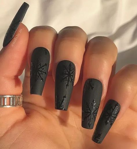 Goth Christmas Nails Short, Black Nails For Christmas, Subtle Christmas Nails, Black Christmas Nails, Christmas Nail Ideas, Black Acrylic Nails, Christmas Gel Nails, Goth Nails, The Ray